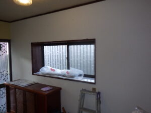 玄関のクロス貼り替え完了になります。