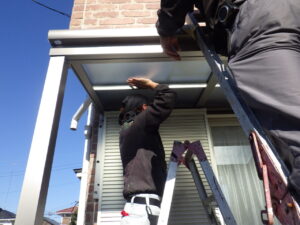 屋根パネルを差し込んでいる様子