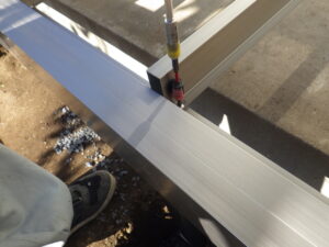 床材の根太をビスで固定している様子