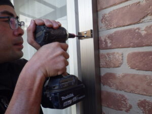 金具の取り付けている様子