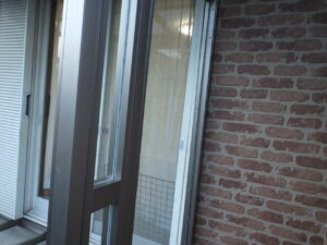 窓枠を固定完了。