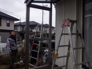 側面のfix枠を取り付けていきます。