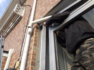 戸袋避けの柱をビスで固定している様子。