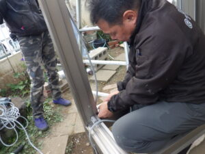 ガラスを差し込んだらビートで固定している様子。