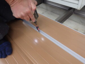 デッキ材の取り付けを行っていきます。