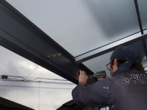 カーテンレールの取り付けを行っている様子になります。