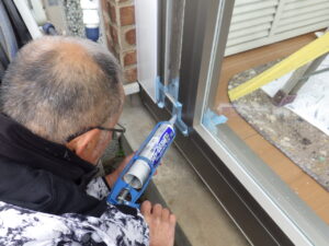 コーキング充填を行っていきます。