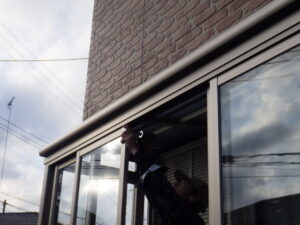 窓の嵌め込みを行い、調整をしていきます。