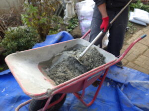 モルタルを練り、仮組みしていた柱に打設していきます。