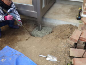 打設したモルタルに穴を開け、空気を入れることによって、耐久性の向上になります。