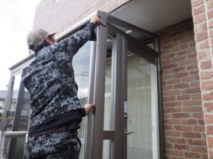 専用ボンドを塗布し、竪樋を取り付けていきます。