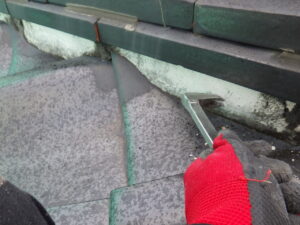 既存の漆喰をバールを使用して撤去している様子。