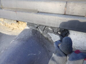 鏝を使用して充填している様子。