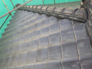 大屋根東面の漆喰が完了。