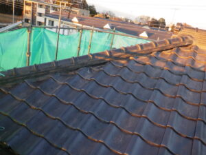 大屋根西面漆喰の充填が完了。