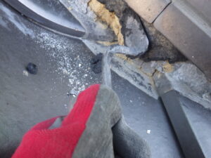 漆喰充填を行っている様子。