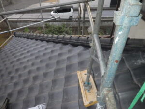 東面　片面漆喰が完了。