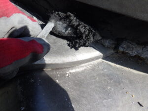 隅棟の漆喰を行っている様子。