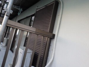 室外機の線を新しくテープで巻いていきました。