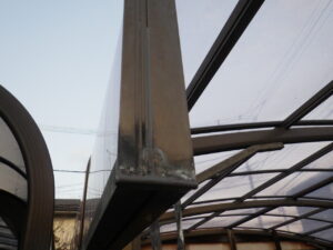 カーポートの先部分をコーキング補修していきました。