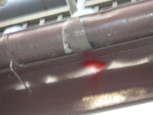 軒樋コーキングで補修を行いました。