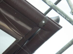 軒樋コーキングで補修しました。