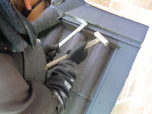 玄翁とバールで既存の瓦を解体していきます。