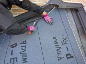 解体後は、ルーフィングを重ね張りしていきます。 重ね張りをすることで、防水性・断熱性が向上します。