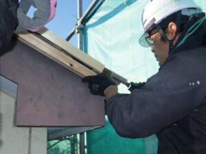 大屋根の既存の下地を取り外し、新しく下地を取り付けていきます。