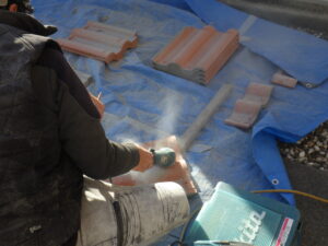 瓦が棟に干渉してしまう場合は、サンダーで不要な部分をカットしていきます。