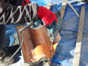 瓦が割れないよう、水をかけながら、熱を逃がして穴開けをしていきます。