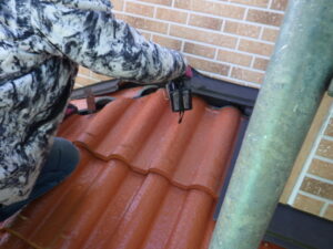 ビスで瓦が割れないように、慎重に固定していきます。