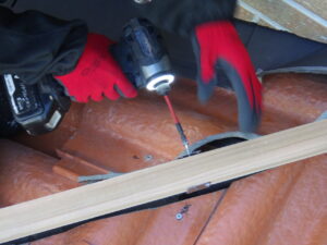 昨日の作業で取り付けた棟キュンパワー(耐震金具)に棟瓦の下地材を取り付けていきます。