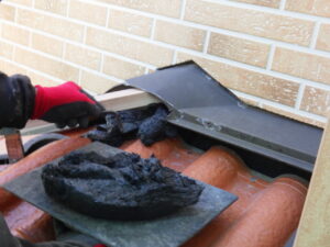 下地材取り付け後は、漆喰塗りを行っていきます。 漆喰を塗ることで、内部への雨水の侵入を防止します。