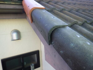 大屋根の棟瓦取り付け完了になります。