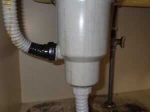 排水トラップから水が漏れ、劣化