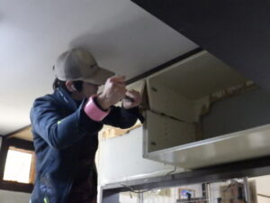 吊り戸棚から解体を行っていきます。