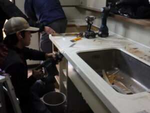 天板の解体を進めて行きます。