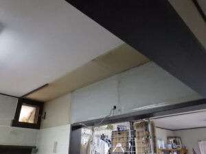 吊り戸棚・レンジフード解体完了になります。