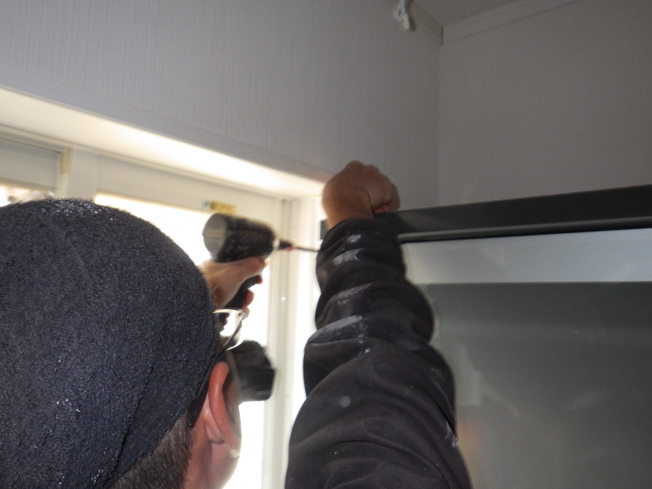 内窓の枠を取り付ける作業（那須町）