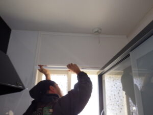 上枠は、少したわませて嵌めていきます。