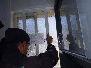 枠取り付け後は、サッシのガラスを割らないよう慎重に枠に嵌めていきます。