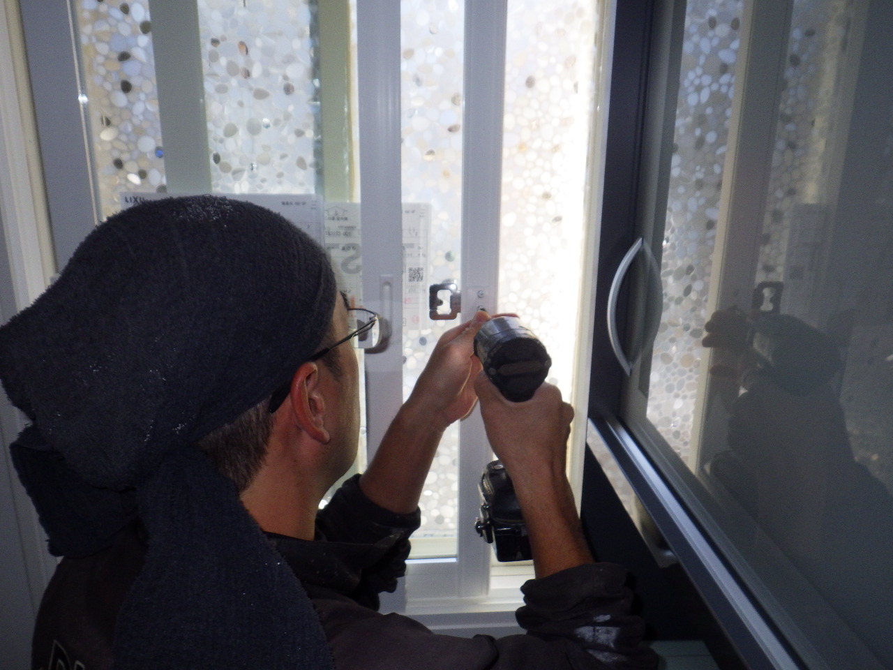 サッシをはめ込み調整する作業（那須町）