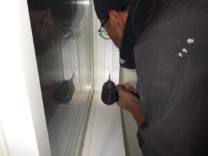 こちらも同様に枠の取り付けから行っていき、サッシを嵌めていきます。