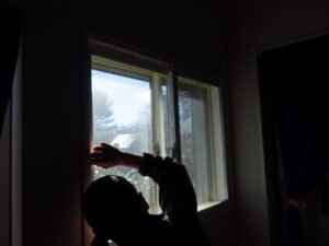 サッシを嵌め込み、クレセントの調節を行っていきます。