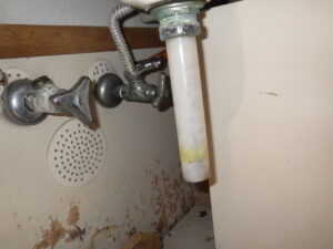 フレキホースや排水トラップの解体を行っていきます。 