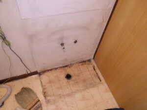 洗面化粧台の解体が完了になります。