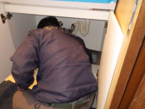 洗面台の水栓などを取付けている様子になります。