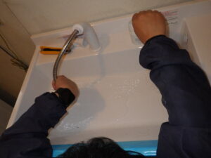 水が出ているかの確認をしている様子。