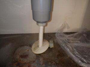 この排水トラップが詰まっていて、尚且つ、シンク下に腐食などが見られたので、今回セクショナルキッチンの交換となりました。